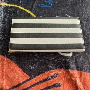 Kut from the Kloth Wallet, black/white striped